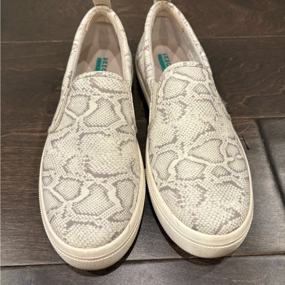 Women's Snake Print Slip-On Shoes Skechers size 8.5